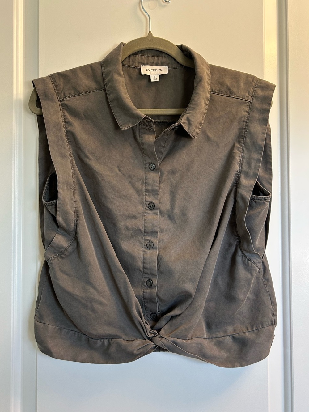 EVEREVE Women's Gray Sleeveless Button-Down Utility Bubble Top